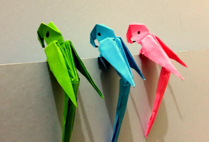 So erstellen Sie einen Origami-Papiervogel mit Ihren eigenen Händen