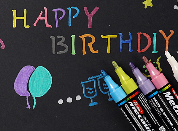 Schöne Aufschrift „Happy Birthday to you/me“ in Bleistift. Vorlagen