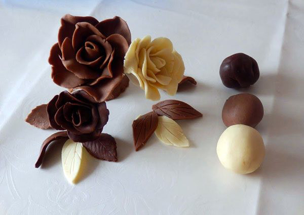 Plastische Schokolade zum Gestalten von Blumen und Figuren. Rezept