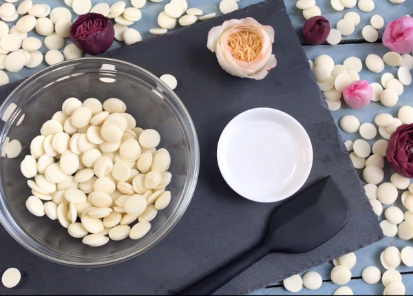 Plastische Schokolade zum Gestalten von Blumen und Figuren. Rezept