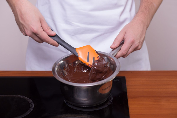 Plastische Schokolade zum Gestalten von Blumen und Figuren. Rezept