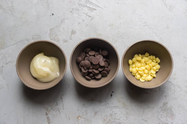 Plastische Schokolade zum Gestalten von Blumen und Figuren. Rezept