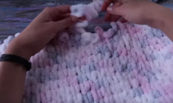 Decke aus dickem Garn. Handstricken für Anfänger