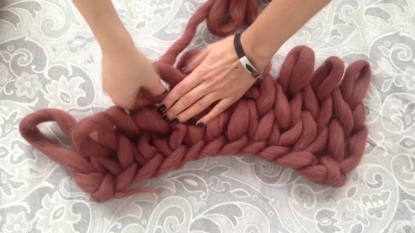 Stricken mit den Händen aus dickem Garn für Anfänger: Decke, Schal, Snood, für Kinder