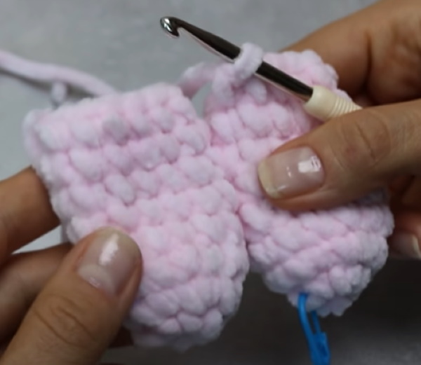 Hase mit langen Ohren gehäkelt. Wie man Amigurumi strickt, Muster, Beschreibung