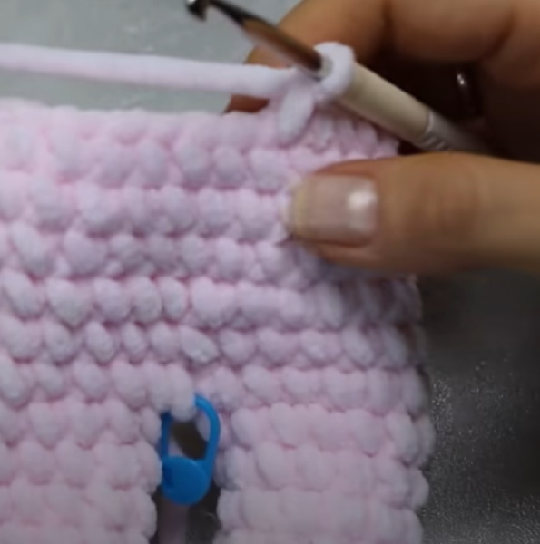 Hase mit langen Ohren gehäkelt. Wie man Amigurumi strickt, Muster, Beschreibung