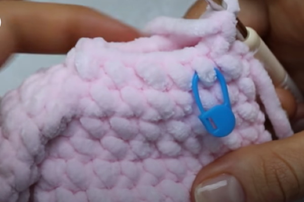 Hase mit langen Ohren gehäkelt. Wie man Amigurumi strickt, Muster, Beschreibung