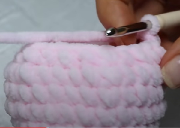 Hase mit langen Ohren gehäkelt. Wie man Amigurumi strickt, Muster, Beschreibung