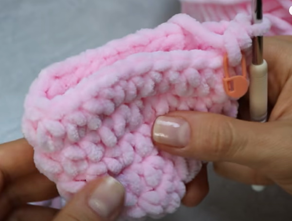 Hase mit langen Ohren gehäkelt. Wie man Amigurumi strickt, Muster, Beschreibung