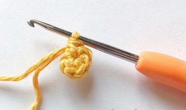 Hase mit langen Ohren gehäkelt. Wie man Amigurumi strickt, Muster, Beschreibung