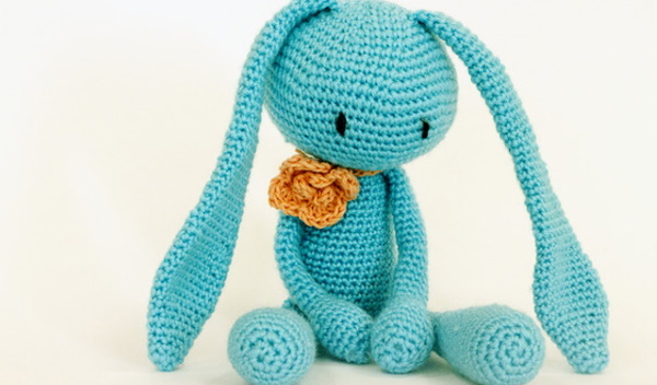 Hase mit langen Ohren gehäkelt. Wie man Amigurumi strickt, Muster, Beschreibung