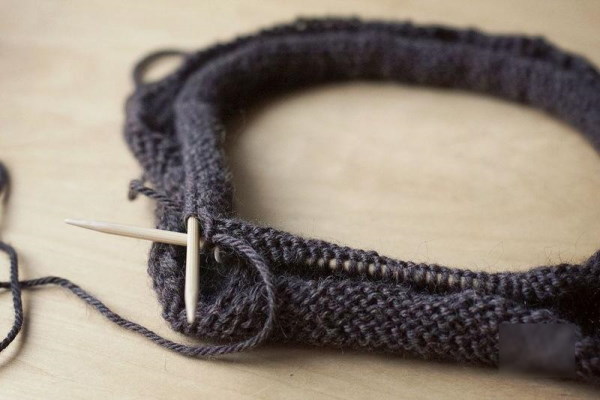 Linksmaschen auf Stricknadeln stricken. Anleitung für Rundstricken, klassisch