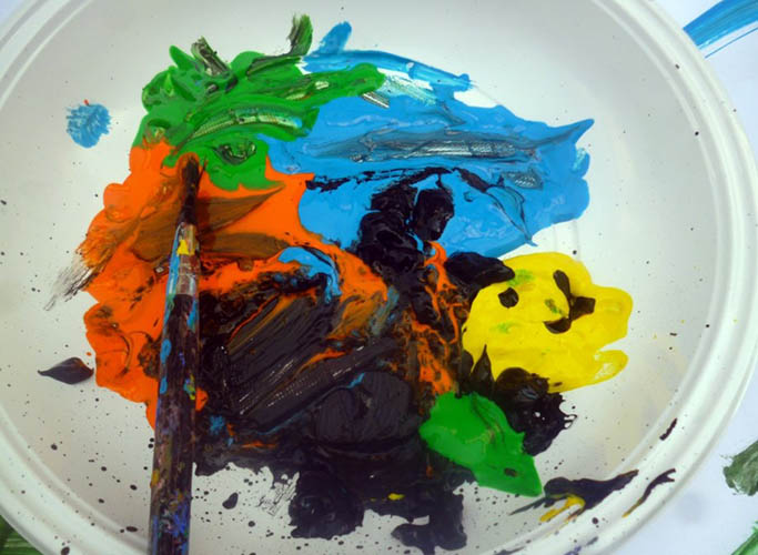 Wie man aus Farben, Plastilin, Gouache, Bleistiften und Wasserfarben schwarze Farbe herstellt
