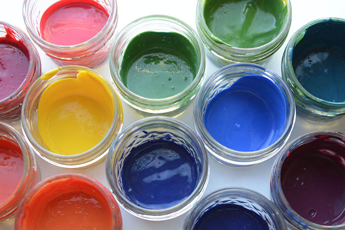 Wie man aus Farben, Gouache, Plastilin und Bleistiften rosa Farbe macht