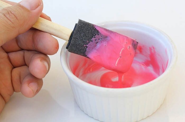 Wie man aus Farben, Gouache, Plastilin und Bleistiften rosa Farbe macht