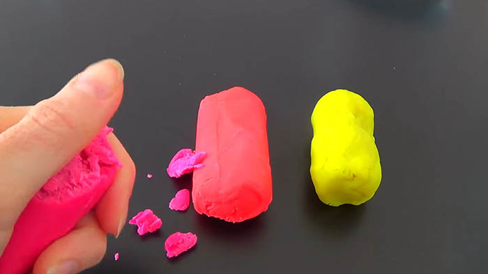 Wie man aus Farben, Gouache, Plastilin und Bleistiften rosa Farbe macht