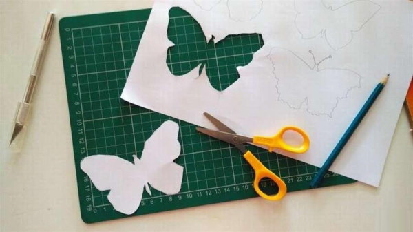 So schneidet man einen Schmetterling aus Papier aus. Vorlagen, Schablonen