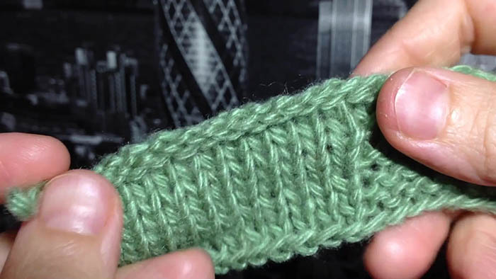 So schließen Sie Maschen auf Stricknadeln am Ende des Strickens
