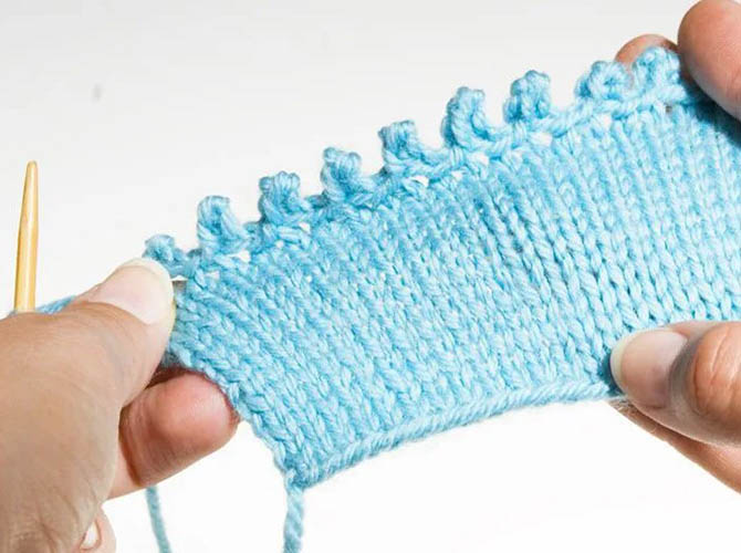 So schließen Sie Maschen auf Stricknadeln am Ende des Strickens