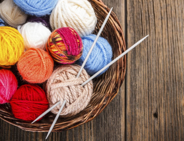 Gestrickte Eichelmütze für Damen. Schema mit Beschreibung