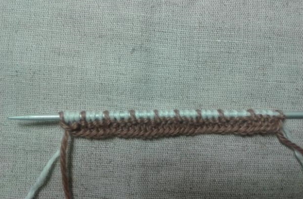 Modelli di maglia pigri in due colori. Schemi e descrizione