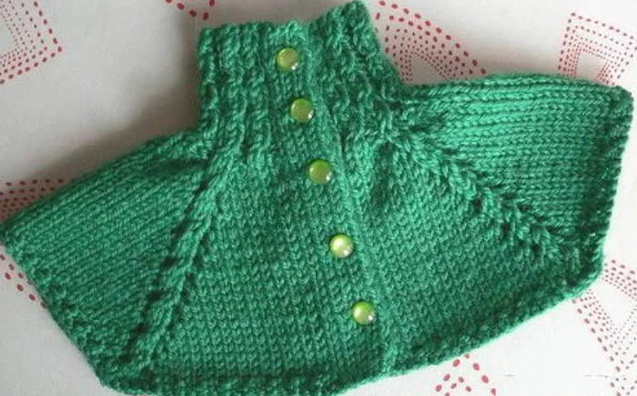 Gestrickte Button-Down-Lätzchen für Kinder. Strickmuster, Fotos