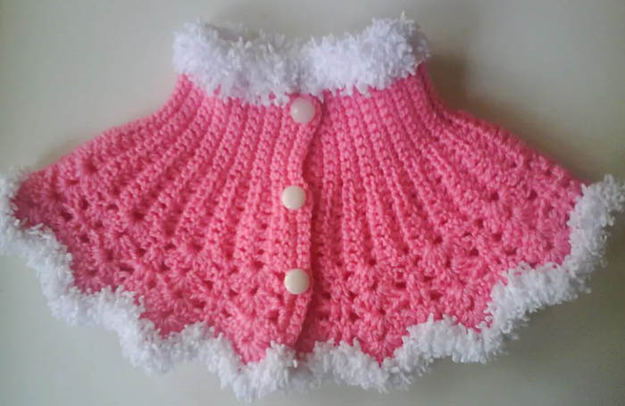 Gestrickte Button-Down-Lätzchen für Kinder. Strickmuster, Fotos