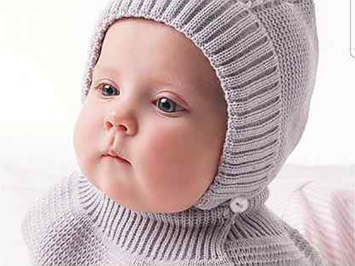 Gestrickte Button-Down-Lätzchen für Kinder. Strickmuster, Fotos