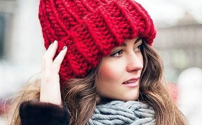 Wie man mit Stricknadeln eine voluminöse Mütze für eine Frau strickt