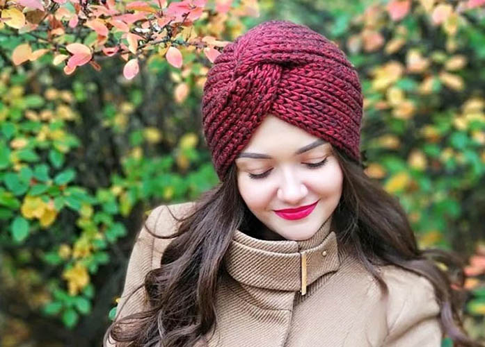 Wie man mit Stricknadeln eine voluminöse Mütze für eine Frau strickt