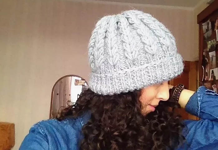 Wie man mit Stricknadeln eine voluminöse Mütze für eine Frau strickt