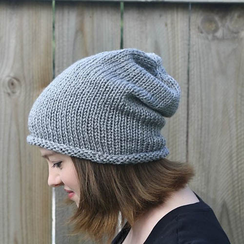 Wie man mit Stricknadeln eine voluminöse Mütze für eine Frau strickt