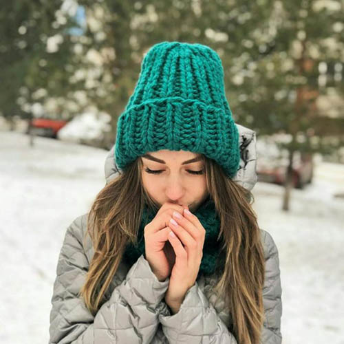 Wie man mit Stricknadeln eine voluminöse Mütze für eine Frau strickt