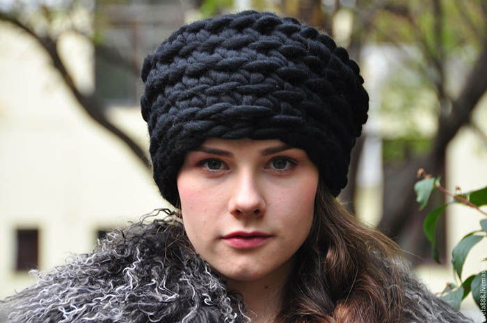 Wie man mit Stricknadeln eine voluminöse Mütze für eine Frau strickt