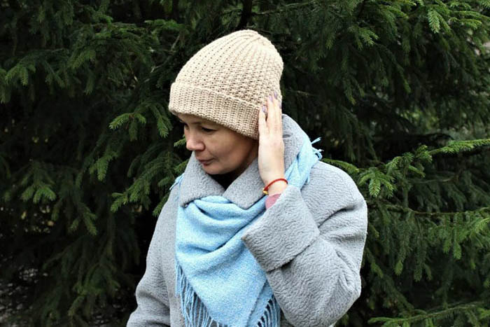 Wie man mit Stricknadeln eine voluminöse Mütze für eine Frau strickt