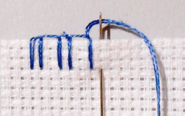 So machen Sie Schritt für Schritt einen Knopflochstich mit einer Nadel. Anleitung für Anfänger