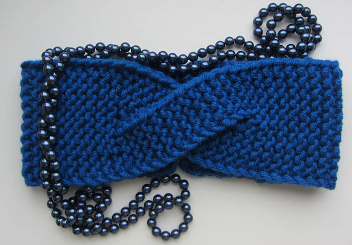 Gestricktes Stirnband mit Überlappung. Schema mit Beschreibung