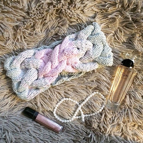 Gestricktes Stirnband mit Überlappung. Schema mit Beschreibung