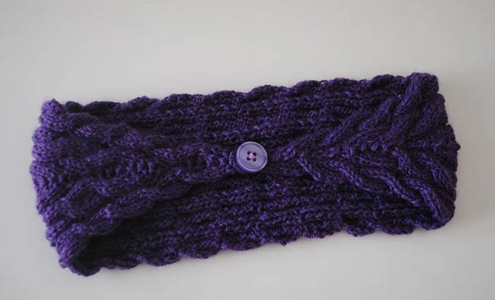 Gestricktes Stirnband mit Überlappung. Schema mit Beschreibung