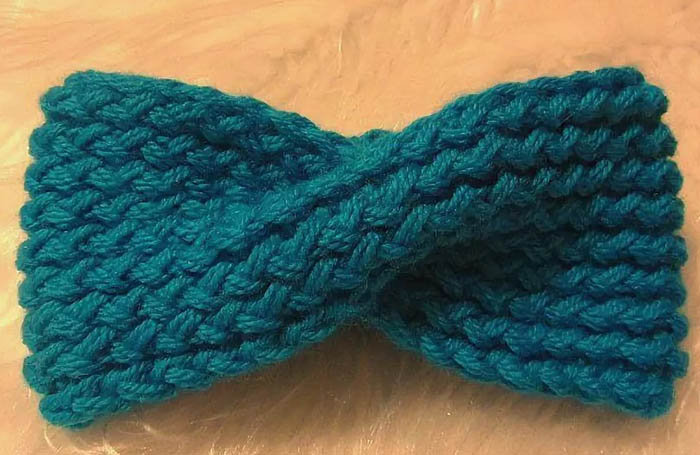 Gestricktes Stirnband mit Überlappung. Schema mit Beschreibung