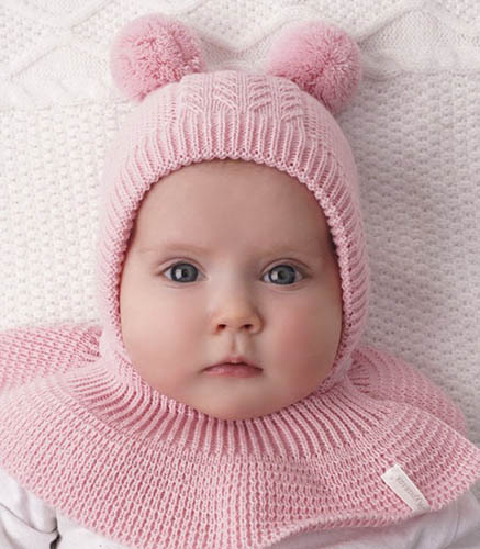 Mit Nadeln gestrickter Mützenhelm. Muster und Beschreibungen für Mädchen, Jungen, Neugeborene
