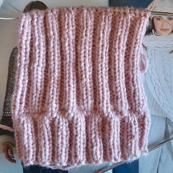 Gestrickte Eichelmütze für Damen. Schema mit Beschreibung