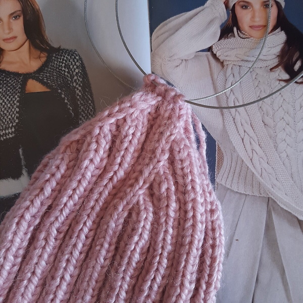 Gestrickte Eichelmütze für Damen. Schema mit Beschreibung