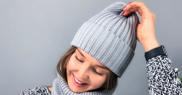 Gestrickte Eichelmütze für Damen. Schema mit Beschreibung