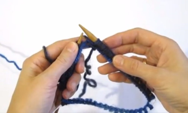Gestrickte Eichelmütze für Damen. Schema mit Beschreibung