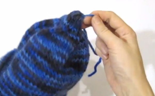 Gestrickte Eichelmütze für Damen. Schema mit Beschreibung