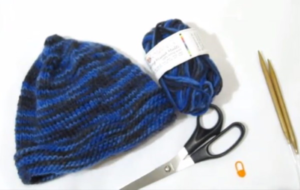 Gestrickte Eichelmütze für Damen. Schema mit Beschreibung