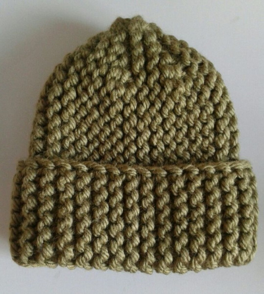 Gestrickte Eichelmütze für Damen. Schema mit Beschreibung