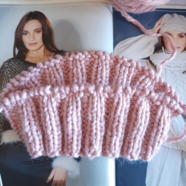Gestrickte Eichelmütze für Damen. Schema mit Beschreibung