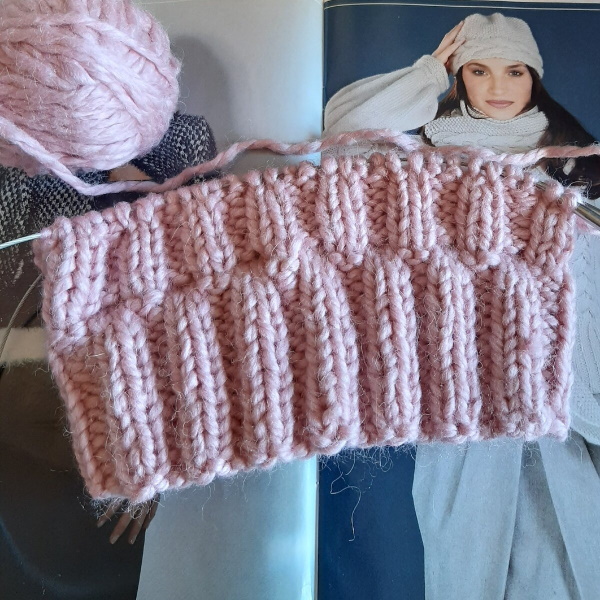 Gestrickte Eichelmütze für Damen. Schema mit Beschreibung